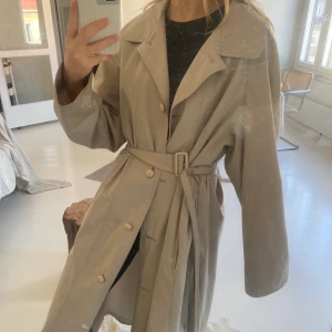 Trench - Beige trench coat, vintage. Fint skick, avtagbart skärp.
