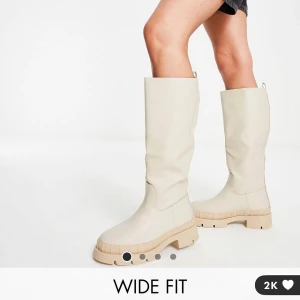 Wide fit knähöga stövlar - Stövlar till knäna som står som wide leg, dem sitter tight på mig så skulle säga att dem passar någon med typ litenövrr avdrage. Kan mäta senare. Helt nya aldrig använda , missade returdatumet. Pris kan diskuteras 