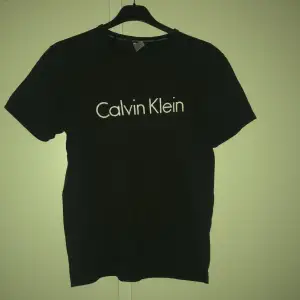 En Calvin Klein t-shirt i färgen svart och strl xs, men skulle säga att den passar s också, nypris 400kr ❤️‍🔥