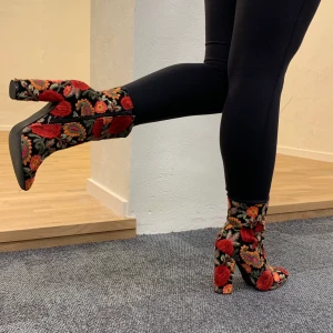 Boots med klack ( unika)  - Yes det är blommmor på bootsen.  Broderade växter i fina färger.  Storlek 38 Klack 10cm 