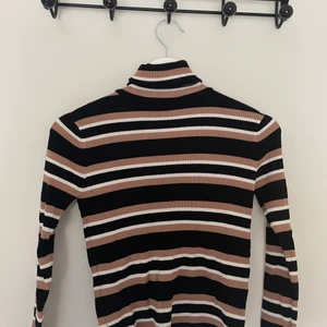 Randig polo tröja - Tröja från zara! Randig med en polo krage. Köpt från zara något år som är använd 1 gång. Som ny