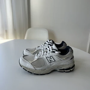 New Balance 2002R Sneakers - New Balance 2002R Sneakers inköpta på Arket i storlek 36, 22cm.  De är använda 4 gånger, som nya. Nypris 1499kr.