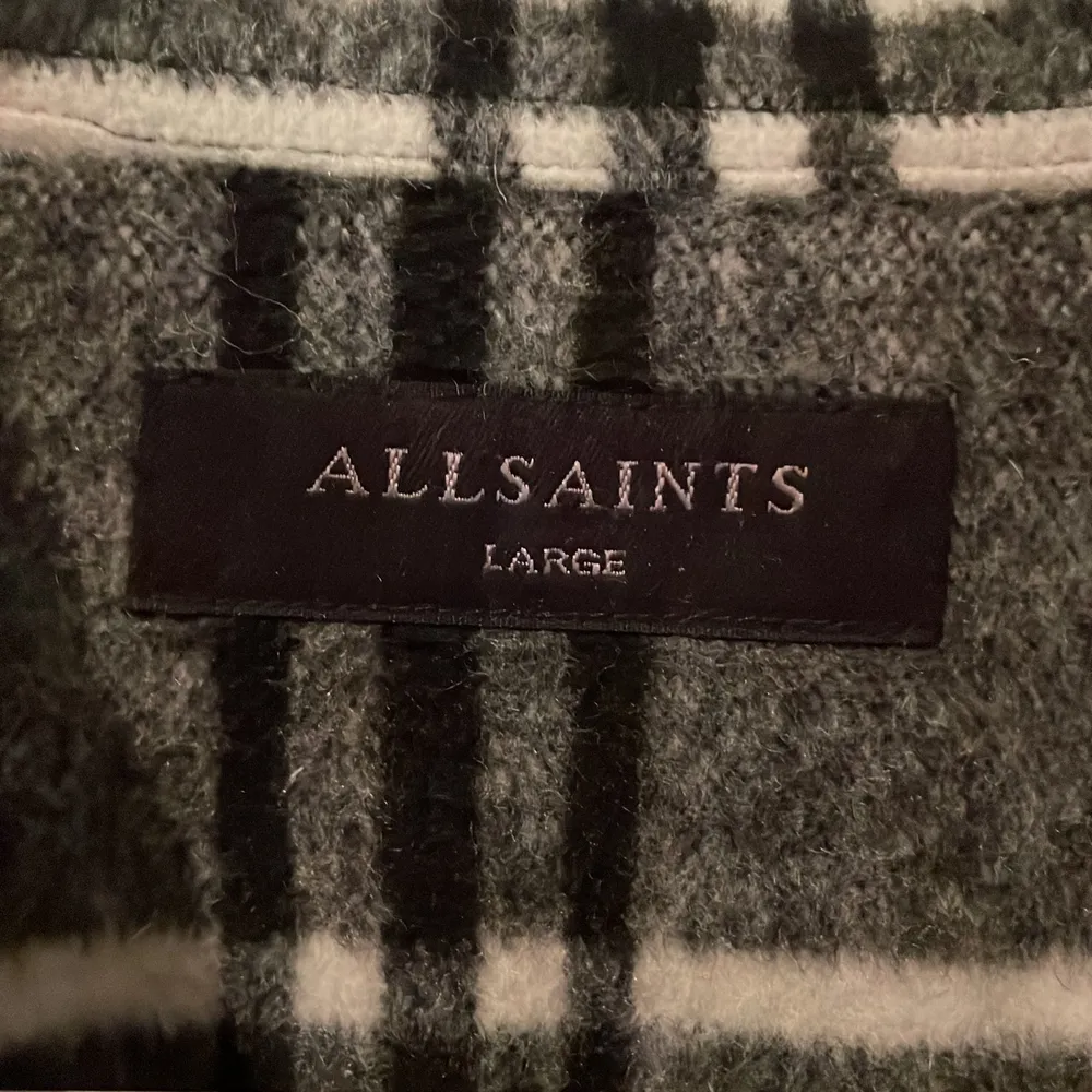 Säljer min väldigt fina Overshirt från Allsaints (samma designer som Saint Laurent) pga för stor storlek. Använd max 5 gånger så i nyskick. Nypris var 3000kr. . Jackor.