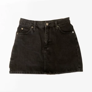 svart jeanskjol - Svart jeanskjol från forever21, storlek S. Knappt använd och i bra skick, köparen står för frakt 🌟