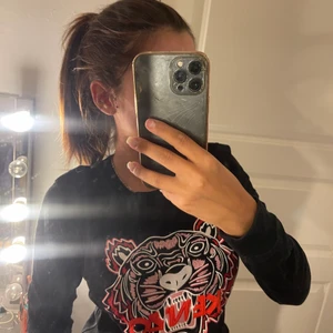 Kenzo tröja  - Säljer den här kenzo tröjan då jag inte använder den mer. Hör vad it vid intresse💕