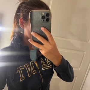 Gant kofta - Säljer den här koftan då den inte kommer till användning och har använt den 2-3 gånger. Hör av dig vid intresse💕