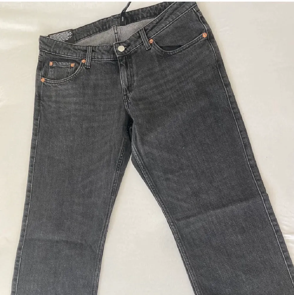 Arrow Low Straight Jeans från Weekday! Köpte online och dom kom idag, helt oanvända och bara provade!  Säljer pga stor storlek på mig!💕⚡️. Jeans & Byxor.