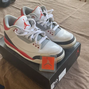 Air Jordan 3 fire red 2013 - säljer ett par använda air jordan 3 fire red 2013 eftersom dom har blivit för små för mig  stroleken är eu 44 (us 10) och priset är 1700 men kan naturligtvis gå ner vid snabb affär  nypris: 2,700kr