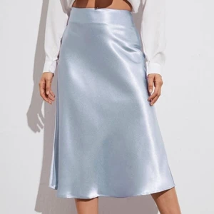 Blå kjol - En jättefin blå silkeskjol 🤍 skriv för mer info! Pris kan diskuteras 🤍