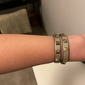 Valentino Garavani Dubbelt Armband - Säljer nu mitt valentino armband som är i mycket gott skick och endast använt vid ett fåtal tillfällen. Nypris är 3100 kr, vid köp medföljer dustbag och box. Köparen står för frakten!