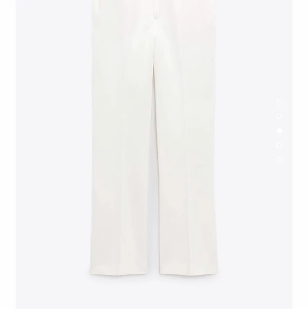 Säljer de här as snygga linne kostymbyxorna då jag har två. Aldrig använda med lapp kvar.💕 (ny pris 699). Jeans & Byxor.