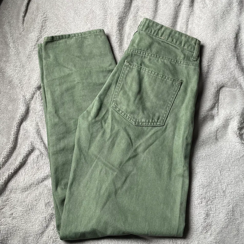 Gröna jeans från NA-KD. Köpta second hand men aldrig använda av mig då de va förstora. Skulle säga att de passar 34-36. Köpare står för frakt. . Jeans & Byxor.
