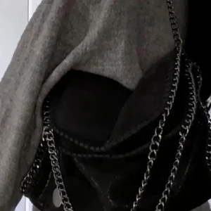 Stella McCartney väska - Stella McCartney liknande väska. Märket är Tiamo men de ser lika ut. Super snygg och jättefin kvalite! Använd sparsamt. (Bilder är lånade så det är bara att fråga ifall du vill ha fler bilder eller har andra frågor)🧸🤍🫶🏼