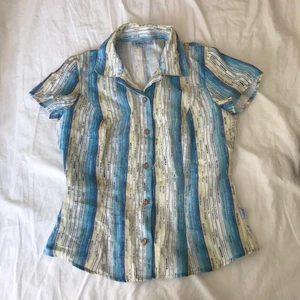 blå skjorta  - skitcool blågulvit kortärmad skjorta köpt second hand💙💙 färgstarkare i vekrligen har ba dålig kamera:(