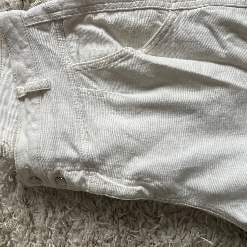 Vita jeans i storlek 42. Mycket sköna, stretch. Fin passform. Endast använts en gång.   Köparen står för frakten :). Jeans & Byxor.