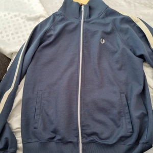 Fred Perry Track Jacket - Bra kondition fred perry track dm gärna Mått: Total höjd 66cm. Chest 55cm.
