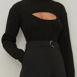 Stickad Bolero  - Helt oanvänd stickad bolero från Nakd, alla lappar är kvar på den.