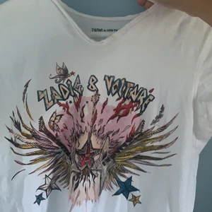 Säljer nu denna Zadig t-shirt i stl xs TRYCK INTE PÅ KÖP DIREKT  - Bra skick! Och inga fläckar eller skador