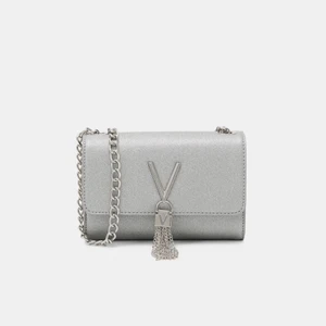 Valentino silver ”Divina - kuvertväska” - Säljer min fina väska från Valentino då den inte kommer till användning. Den är endast använd en gång! Den är köpt från Zalando och nypriset är 749kr. Pris kan diskuteras🤍 den passar till allt och är en perfekt storlek enligt mig. Skriv för mer bilder 🫶🏼🫶🏼🫶🏼