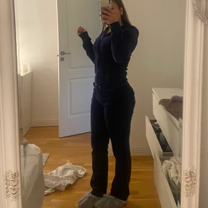 Juicy couture dress  - Juicy couture dress från Ali Express köpt i storlek L men deras storlekar är små så det är som storlek S i färgen mörk blå. Är i nyskick inga paljetter är av och inget trasigt.