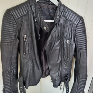 Skinnjacka zara - Biker skinnjacka från Zara i äkta läder. Strl S. Bra skick.