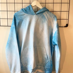 Hoodie - Skitsnygg blå färgad hoodie i coolt mönster! Den är ganska tunn