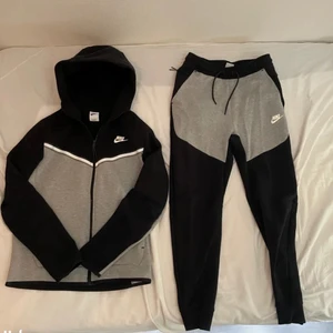  tech fleece tracksuit  - En snygg skön tech fleece tracksuit svår att hitta i rätt storlek orginal pris 2400kr säljer för 2000kr Kan även tänka mig gå ner lite. KAN ÄVEN TÄNKA MIG BYTA MOTT NÅTT 
