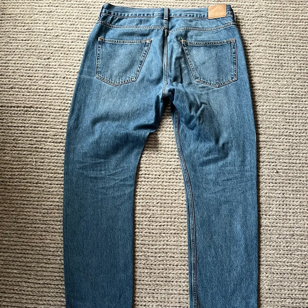 Ett par sjukt najs baggy jeans från Weekday. Har tyvärr blivit för korta för mig så hoppas på att hitta ett nytt hem till dom. . Jeans & Byxor.