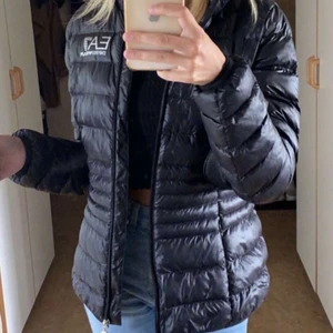 EA7 jacka - Snygg jacka från märket armani! Knappt använd❤️ pris kan diskuteras🥰