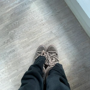 Inuikii - Säljer mina inuikiis som jag köpte för ett år sen nya. Använda Max 3 ggr, inga defekter eller skador💕jättefina och perfekta till vintern. Box medföljer 