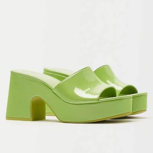 Gröna chunky heels m. platåsula  - - Aldrig använt de, köpte i flera storlekar.  - Så fina och sköna!!