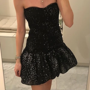 Maje klänning - OBS!! Varje bud ökas med minst 50 k❌❌❌  Säljer min majeklänning då den är lite för tight på mig, endast använd en gång vilket var på nyår 2021-2022! ❤️