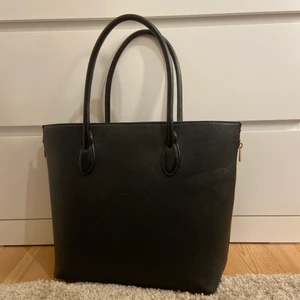 Shoppingväska - Säljer denna väska för 100kr plus frakt, använd men fint skick. Finns småfack på insidan. Bara att skriva om du undrar över något eller vill ha fler bilder🤍🤍 