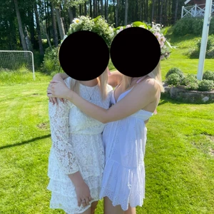 Vit klänning 🤍 - Säljer min fina skolavslutningsklänning då den inte kommer till användning. Endast använd 2 gånger. Den passar till studenten eller skolavslutningar eller andra fina sommardagar. Den är köpt 599kr🤍🤍 frakt tillkommer! Skriv för mer info.