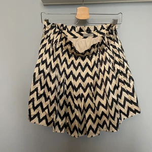 Hunkydory kjol i siden - Superfin kjol i 100% siden från Hunkydory i storlek S. I väldigt bra skick med dragkedja i sidan och foder under. Nypris 1500 kr.   Hämtas i Solna eller så står köparen för frakt, betalas med Swish. 