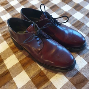 Kostymskor, vinröda, storlek 41 - Rena och slitagefria kostymskor i en mörk vinröd färg. Äkta läder och knappt använda. Kvalitetsmärke Bianco. 