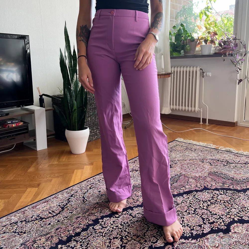 Lila/rosa kostymbyxor. Sitter bra i min waiste(25). . Jeans & Byxor.