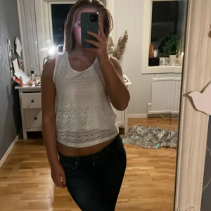 Linne  - Broderat linne från märker haileys. Storlek S. Säljs för 50kr 