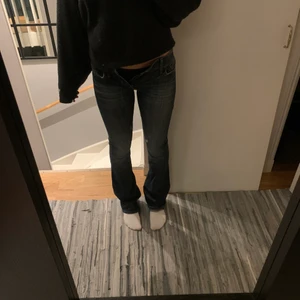 Lågmidjade bootcut jeans - Säljer dessa supersnygga lågmidjade jeansen från crocker! De är mörkblåa och bootcut och de passar verkligen till allt💕hon jag köpte de av har klippt två jack där bak för att de ska bli lite större i midjan men det går nog att sy ihop om man inte vill ha💕