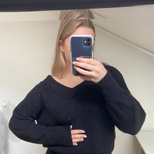 V-ringad svart stickad tröja  - Fin stickad tröja som har en stor snygg v-ringning. Tröjan är från Gina Tricot och är använd ett fåtal gånger! 🫶