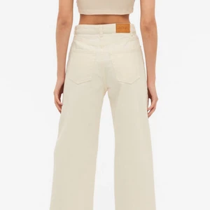 Off white Yoko jeans från Monki🤍 - Ett par vita/beiga jeans i storlek 27. Nypris 400kr💗 Anledningen är att jag inte använde dem tillräckligt  