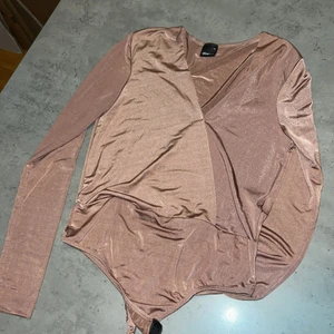 Nude beige body Ginatricot M - 🧡Normal längd  💙Använd, tvättad 💜Köparen står för frakt 💚Ingen bild pga för liten