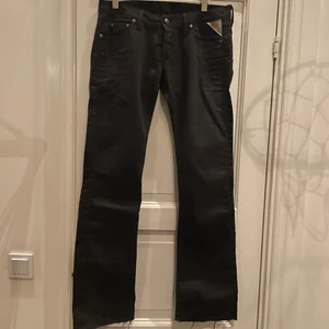 LÅGMIDJADE REPLAY JEANS - Ett par LÅGmidjade replay jeans som jag sytt på en svart stjärna på!! Supersnygga😍😍