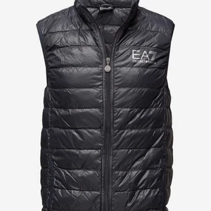 EA7 kostymväst strl S - EA7 väst down kostymväst svart _S_her använd i några veckor i sommaren 