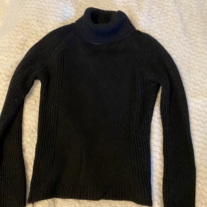 Polotröja - Fin o bra polotröja inför vintern. Passar inte mig tyvärr. Skriv för mer info!❤️