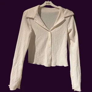 Vit skjorta - Suuper snygg skjorta som är lite liten på mig den är super fin att ha knäppt några i mitten o sen lämna resten öppet😁 materialet är stretchigt och påminner lite om bäckebölja😇 