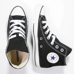 Converce  - Säljer dessa converse i ganska använt skick men fortfarande sparsamt använda💕💕