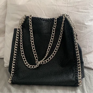 Tiamo väska!! - Säljer min såå fina tiamo väska! Funkar utmärkt till skolan och är rymlig, får plats med dator, böcker mm. Dragkedjan på baksidan har gått av, men går att sätta på en ny! Säljer för 350 + frakt, hör av dig vid intresse!❤️