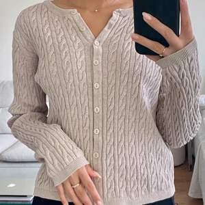 Flätad kofta / cardigan - ❣️Beige, flätad kofta/cardigan ❣️Storlek: M (kan även användas om man vanligtvis använder XS/S)❣️Skick: oanvänd❣️