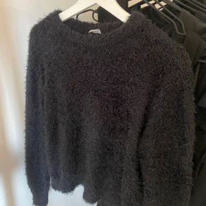 Fluffig tröja - Fin fluffig tröja från Hm! Köper står för frakt💗